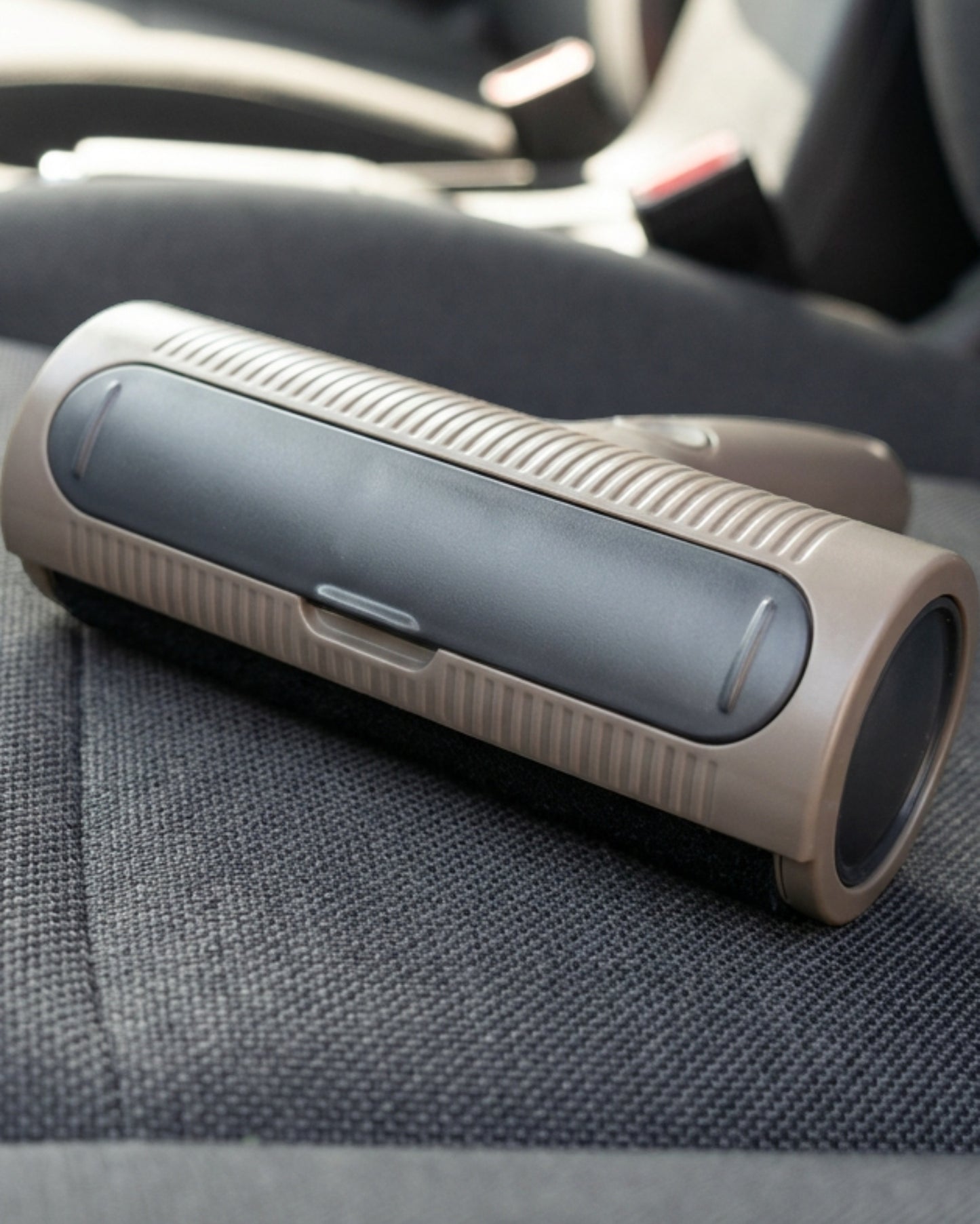 Terraza Travel Pet Hair Roller 9 cm with Cleaning Chamber Gray - Lifestyle view